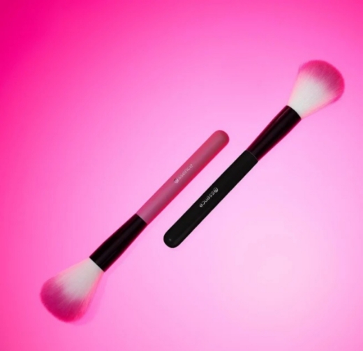 صورة ايسنس فرشاة بودره ذات اللون الأسود المتغير باللون الوردي 01 