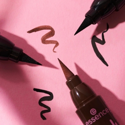 صورة ايسنس قلم تحديد الرموش أسود