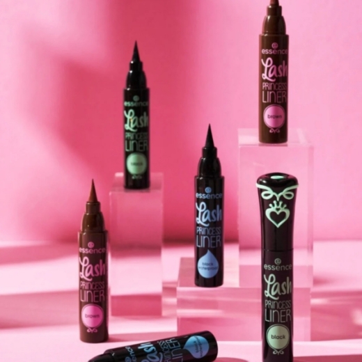 صورة ايسنس قلم تحديد الرموش أسود