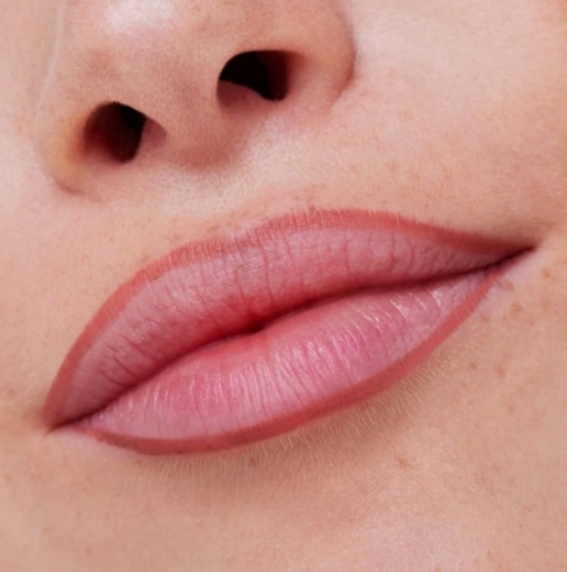 صورة 'ايسنس محدد شفاه كومفوت لاينر غير لامع يدوم 02