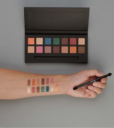 صورة ازادورا لوحة ظلال العيون لون بيرست