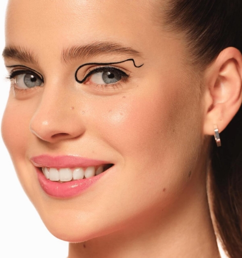 صورة ايسنس حدديها مثل محدد العيون الاحترافي 01